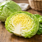 春キャベツの断面　柔らかくみずみずしい葉が特徴の春野菜