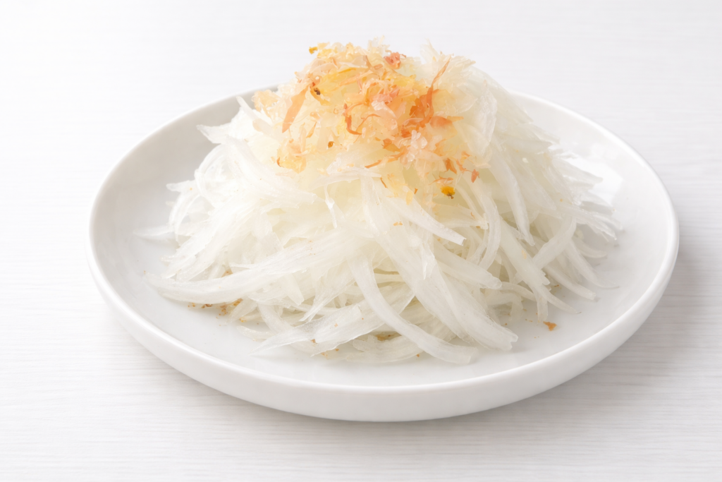 スライスした新玉ねぎとかつお節