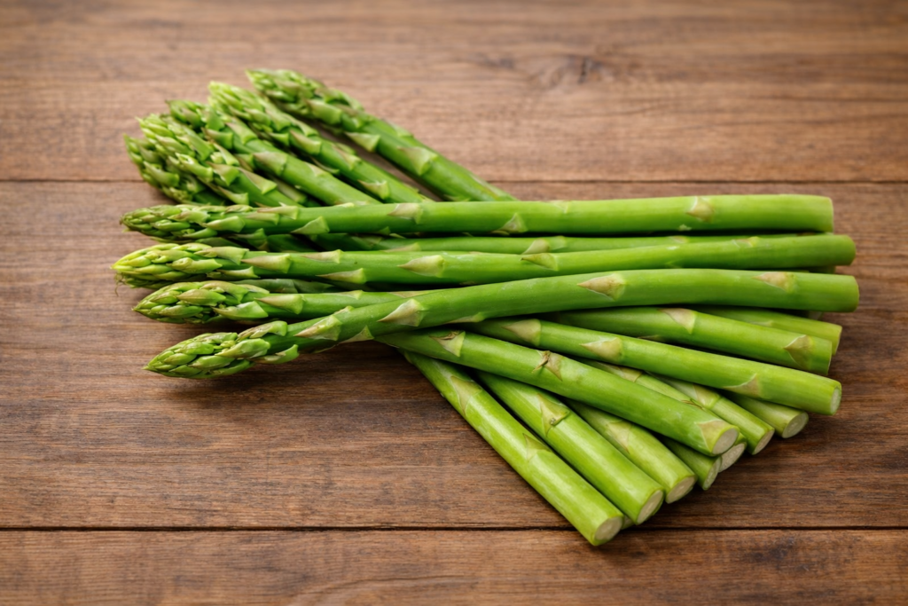 長野市場で仕入れられる新鮮なアスパラガス。鮮やかな緑色のアスパラが木のテーブルに並ぶ春野菜