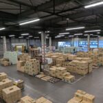 長野青果市場に並ぶ大量の野菜の箱