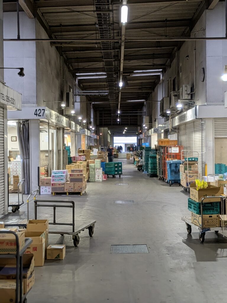 青果市場の仲卸売場の通路