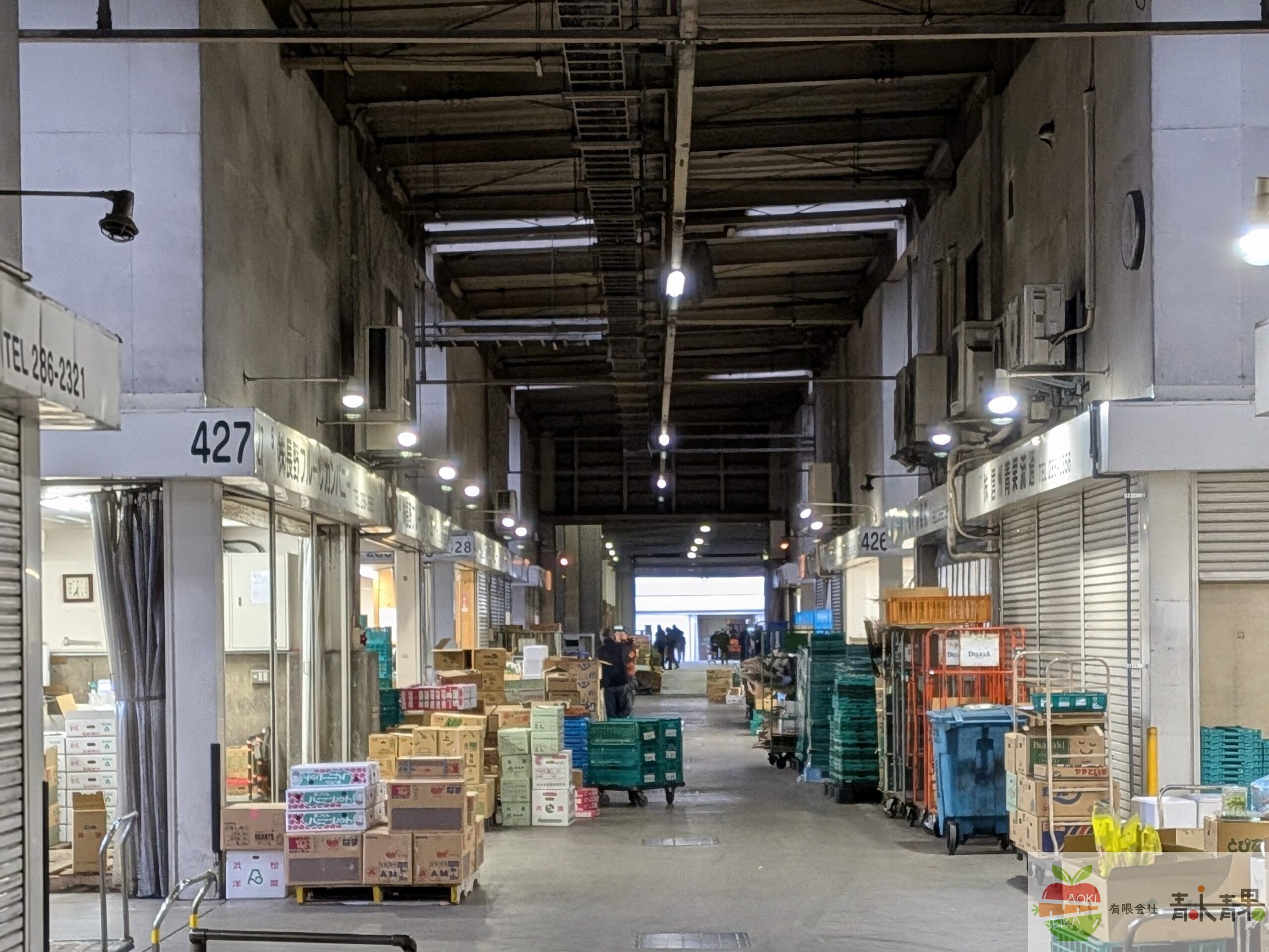 青果市場の仲卸売場の通路