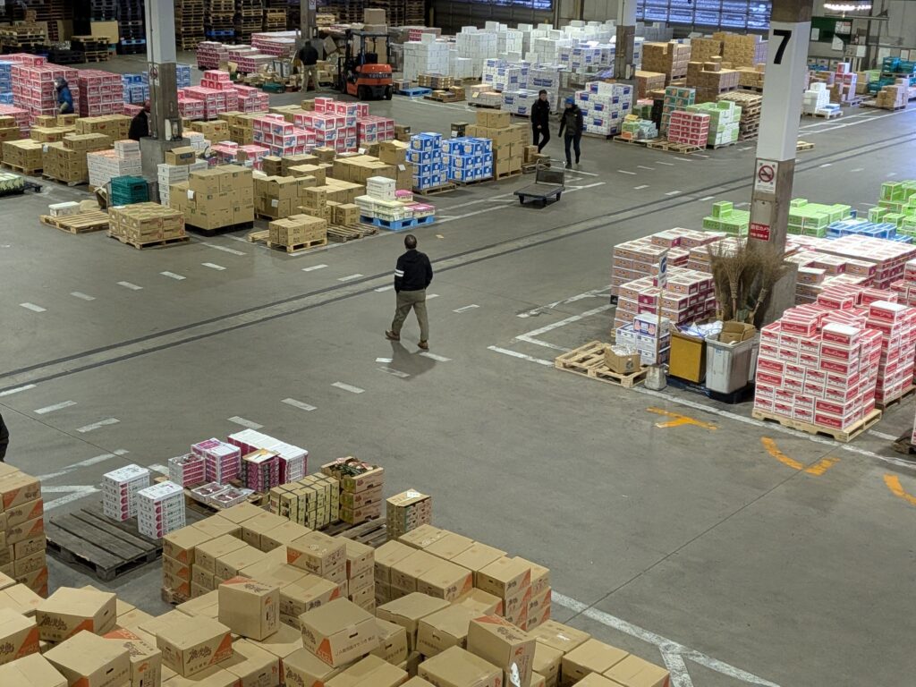 長野青果市場の果物売場に並ぶ果物の箱