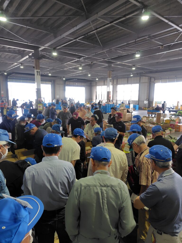 長野の青果市場で行われる野菜の競売（セリ）